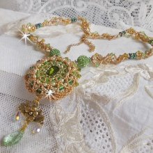 Collana Garden Party ricamata con un cristallo verde di Boemia, perline Swarovski e perline Miyuki.